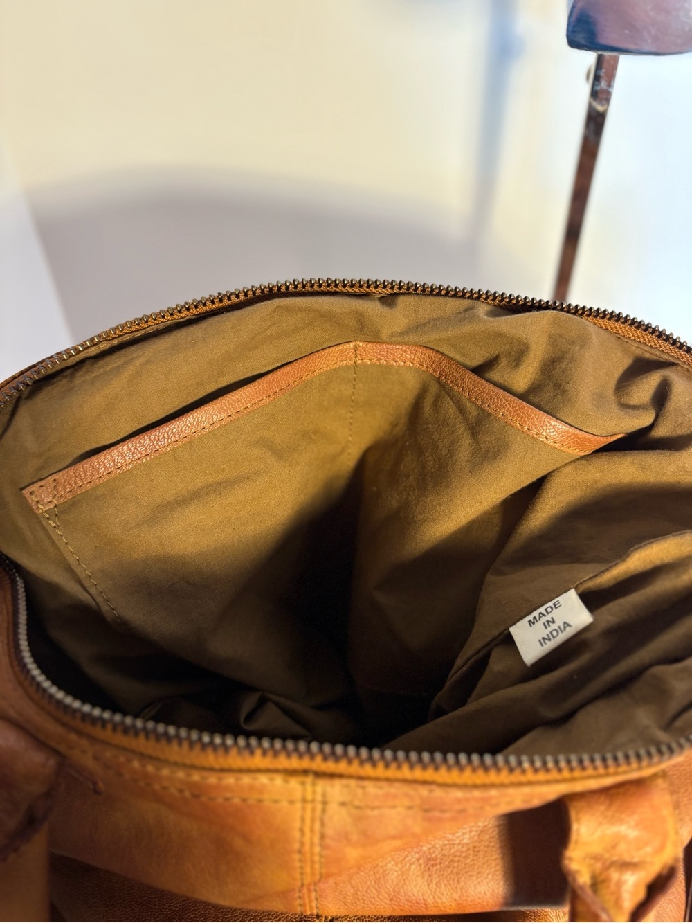 Everyday Leather Shoulder Bag in Tan - Picture 6 of 8